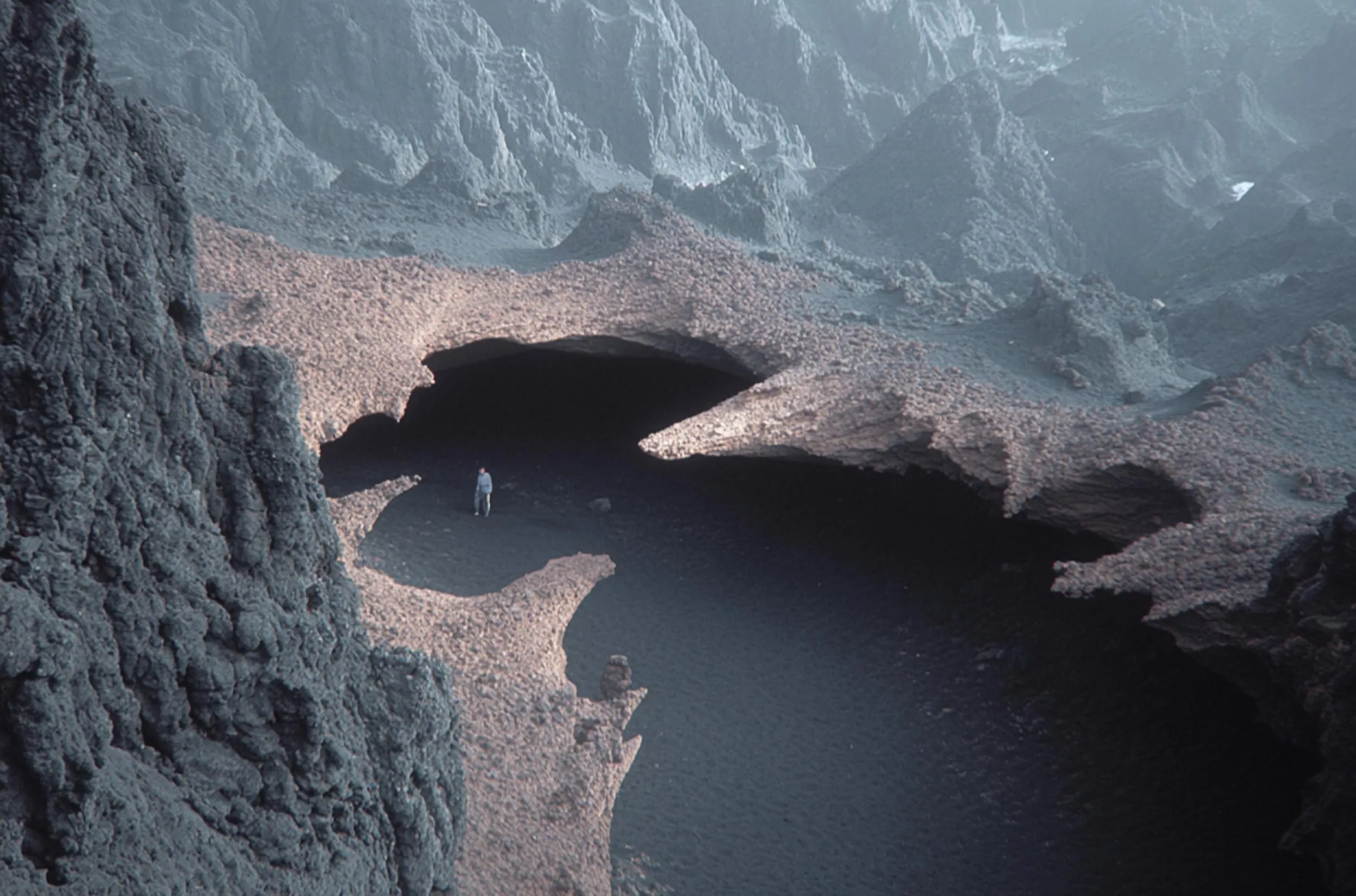 Opening in the rock, view of the sea
