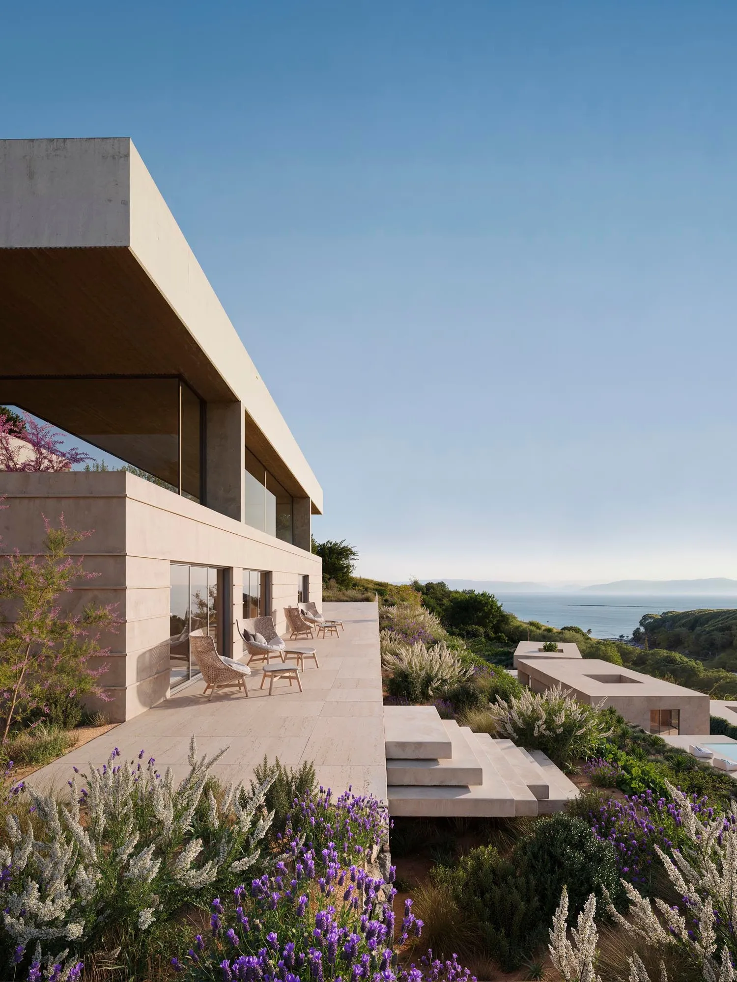 The stone volumes facing the sea